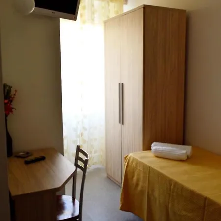 In Guest - New Cirene Economy Single With Breakfast Гостевой дом